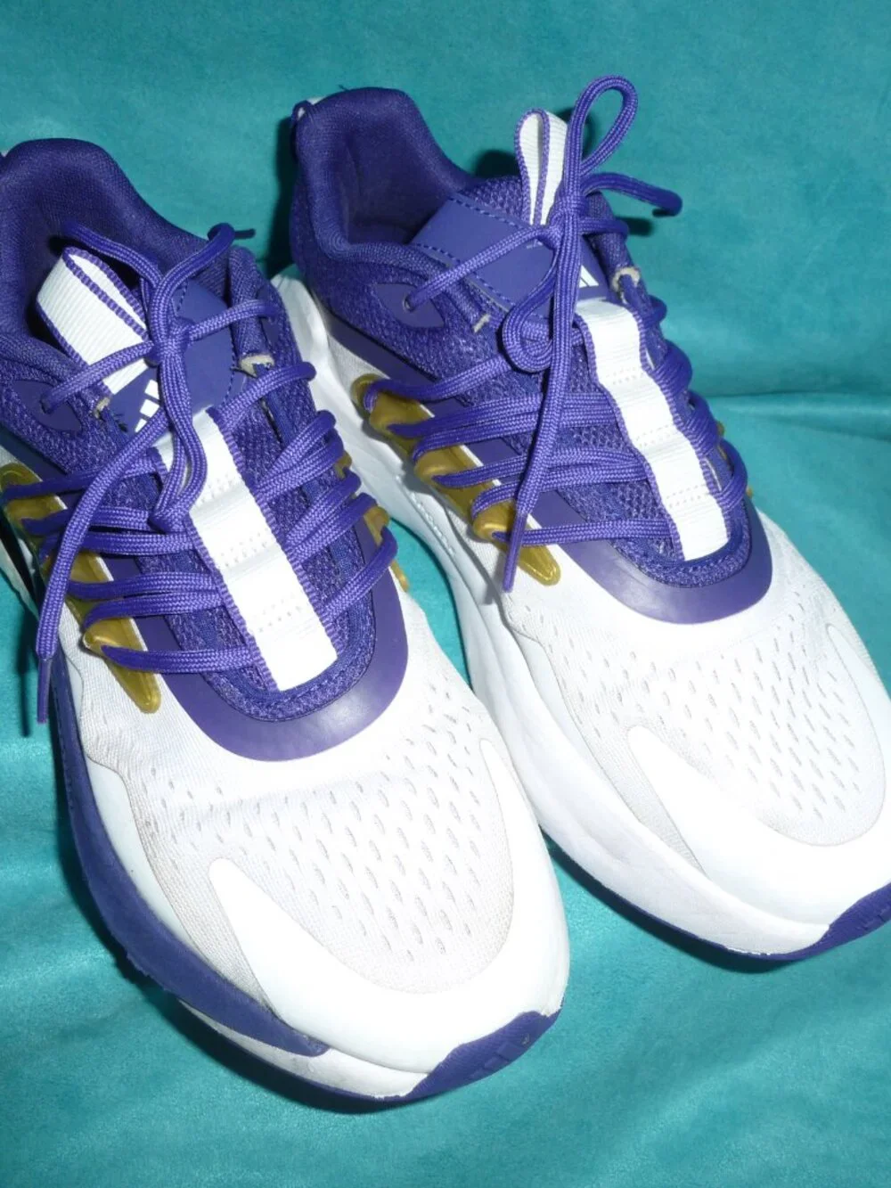 Adidas AlphaBoost V2 NCAA Pack Washington 7.5-7 1/2 white/gold/purple $129